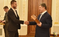 Порошенко озброїв футболістів збірної України вогнепальною зброєю до Євро-2016