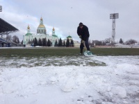 Коні, трактори і вертольоти. 5 оригінальних способів підготовки футбольних полів в Україні взимку