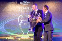 Як у Києві презентували логотип фіналу Ліги чемпіонів-2018 і кубок турніру. ФОТО