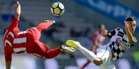 У чемпіонаті Португалії гол з офсайду не скасували, тому що фанат надто запекло махав прапором
