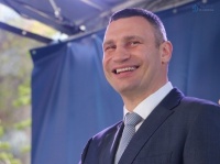 Віталій Кличко приміряв форму англійського футбольного клубу - фото