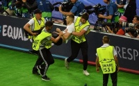Як стюард вибіг на поле НСК «Олімпійський» під час фіналу Ліги чемпіонів