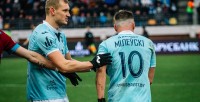 Білорусь б'ється з коронавірусом сама. Помагають горілка, трактор та футбол