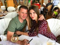 Дружина Реброва поскаржилась на зірвані плани – український тренер вже мав бути в Києві