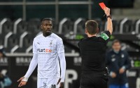 «Боруссия» Менхегладбах оштрафовала Тюрама на месячную зарплату. Он плюнул в лицо сопернику