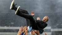 Реброва обливают шампанским. Как «Ференцварош» праздновал чемпионство