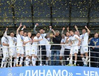 Динамівські фанати зустріли команду біля бази