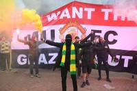 Большой протест. Фаны МЮ прорвались на поле перед матчем с «Ливерпулем»
