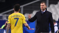 Шевченко предложил подкурить сигарету и выпить коктейль травмированному Шапаренко 
