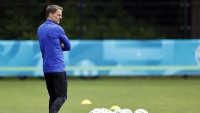 Де Бур літаком отримав «послання» від фанатів перед матчем з Україною – тренер Нідерландів відповів на зухвалість