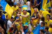 Українських уболівальників в Бухаресті не пускали на матч збірної через прапор з картою Криму