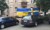 Возле посольства Швеции в Киеве вывесили шведский флаг с надписью «Спасибо за 1/8 финала»