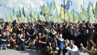 Адмінресурс для зустрічі збірної? Фанати викинули прапори України як сміття