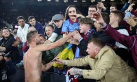Емоційні кадри: Ярмоленко після матчу з «Севільєю» підійшов до фанатів «Вест Хема»