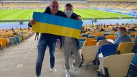 Син Вацка продає футболку Левандовські з автографом – хлопець жертвує найціннішим подарунком для допомоги українцям 