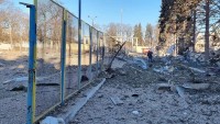 На стадіон «Десни» повернувся футбол: кадри першої гри з розбомбленої арени