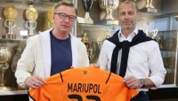 «Шахтар» вручив футболку з написом «Маріуполь» президенту УЄФА – він відмовлявся від припинення трансляцій у росії