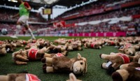 Зворушлива акція у Бундеслізі – 220 іграшок на полі в пам'ять про українських дітей, яких вбила Росія