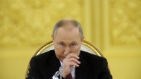 путіна за кордоном супроводжує охоронець, який збирає у валізу його сечу й фекалії