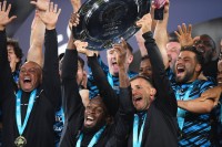 Олімпійський чемпіон віддав Шевченку капітанську пов'язку в кольорах прапора України – зворушливе відео