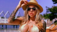 «Мілфа»: Ірина Морозюк приголомшила провокативним купальником
