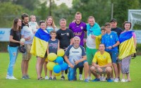 Ярмоленко та Ребров зустрілись з українськими вболівальниками - патріотична світлина
