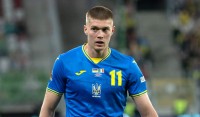 Блогер: «Вболівальники разом зі ЗМІ влаштували справжнє сафарі на Бєсєдіна. Цікаво, як скоро поженуться за Довбиком?» 