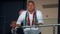 Орбан потрапив у скандал через шарф «Великої Угорщини», до якої увійшли частини Румунії та України