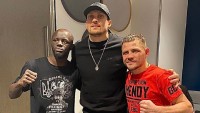 Український боксер переміг француза й подарував йому футболку з фото фаната «Динамо», який загинув на війні