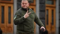 «І не тільки в красі наша сила»: Залужний з емблемою «Динамо» підписав еротичний календар з фото журналісток