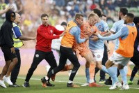 Дикість на футбольному матчі! Фани вибігли на поле і розбили обличчя голкіперу