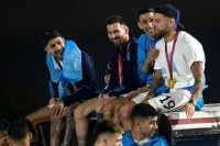 Небезпечний момент. Мессі на даху автобуса мало не зачепив дроти