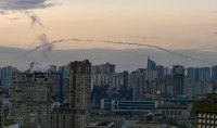У кількох района Києва пролунали вибухи, попередньо загинула 1 особа