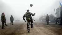 Українські військові зіграли в футбол у перерві між ворожими обстрілами: потужне відео