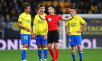 Суддівський вибух в Прімері – VAR зарахував гол з півметровим офсайдом, польовому арбітру соромно за колег 