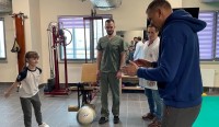 Шевченко відвідав «Охматдит» – володар «Золотого м'яча» зіграв у футбол з дівчинкою, в якої протезована нога