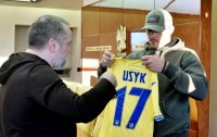 Усик став амбасадором збірної України – боксер-чемпіон «віджав» номер у Зінченка і отримав перші завдання