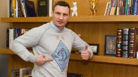 Срна спробував «переодягти» зіркового фана «Динамо» у футболку «Шахтаря»