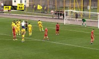 Мегаскандал у чемпіонаті України – фанат вибіг на поле і вдарив арбітра, якого врятувала поліція