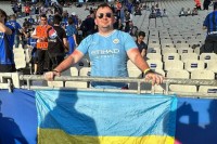 Стюарди намагались відібрати український прапор у вболівальника на фіналі Ліги чемпіонів – відео ганьби