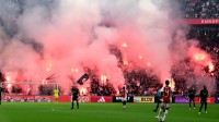 Суперматч «Аякса» та «Фейєнорда» зупинили на 55-й хвилині – фанати амстердамців здуріли від ганьби