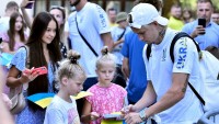 Мудрик гнівно відповів на провокацію фаната після спільного фото – відео інциденту