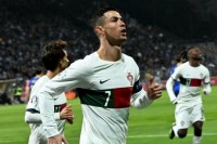 Напад на Роналду. Фанат вибіг на поле і наступив на ногу зірці збірної Португалії