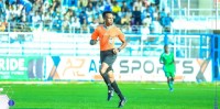 Дикі методи: арбітр схопив гравця за шию, якому не подобалось суддівство – демонстративне фото 