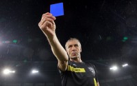 Є два варіанти. Що буде, якщо арбітр покаже синю картку голкіперу?