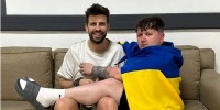 «Мам, дивись я на руках у Піке‎»: Шевченко, Лебіга та інші українці зробили подарунок легенді «Барселони»