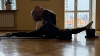 Дівчина гравця «Динамо» отримала дозвіл на життя в Європі як біженка – на відпочинку її знімає інший