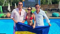 Мілевський проміняв свою білявку на брюнетку – екс-зірка «Динамо» затискає пишногруду кралю
