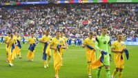 Фанати емоційно поспілкувались з гравцями збірної України після провалу в Чехії: відверте відео 