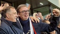 Сербський президент під час матчу зі Швейцарією розгорнув об'єднаний прапор Сербії та Росії